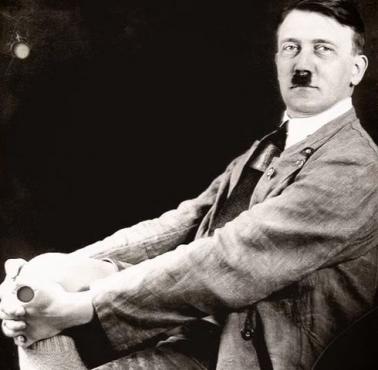 Adolf Hitler pozuje do kalendarza dla dziewcząt.