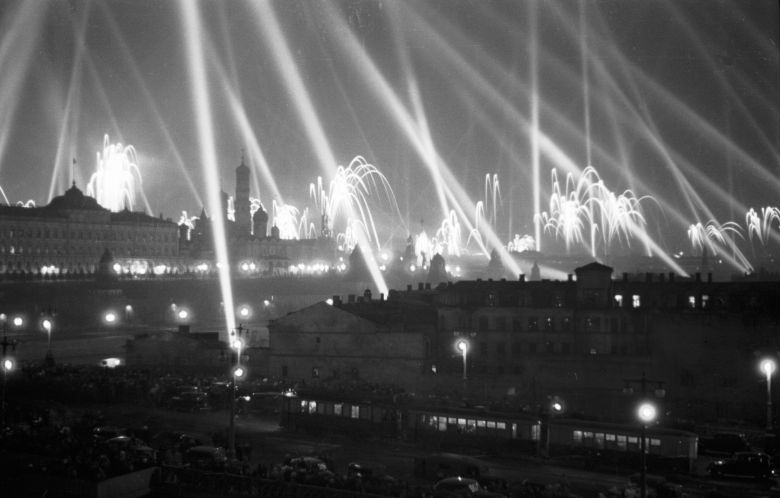 Moskwa świętuje zakończenie wojny, 9 maja 1945 roku