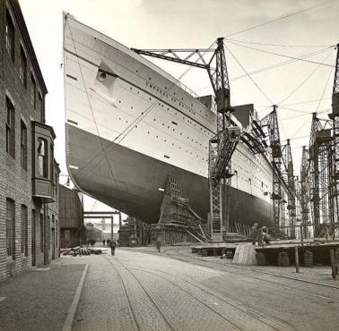 Budowa RMS Empress of Britain w stoczni Clydebankben (Szkocja).