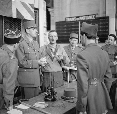 Generał De Gaulle i generał Leclerc świetują obalenie rządów marszałka Philippe Pétain (Montparnasse, Paryż).