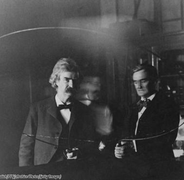 Nikola Tesla (na zdjęciu zamazany), Mark Twain oraz aktor Joseph Jefferson podczas eksperymentu (Nowy Jork).