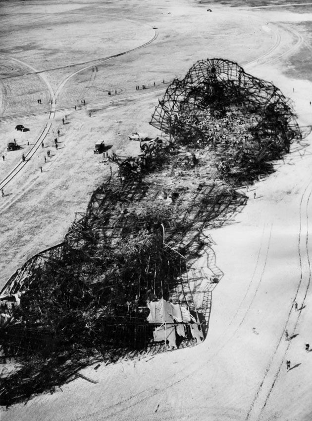 Spalony niemiecki sterowiec Hindenburg.