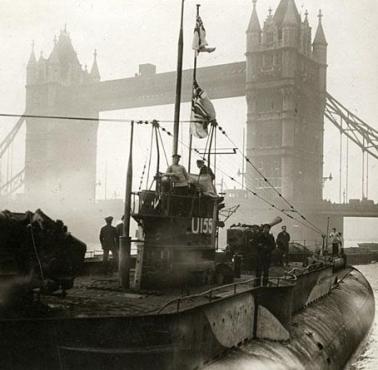 Zdobyczny niemiecki Uboat 155 wpływa do Londynu.