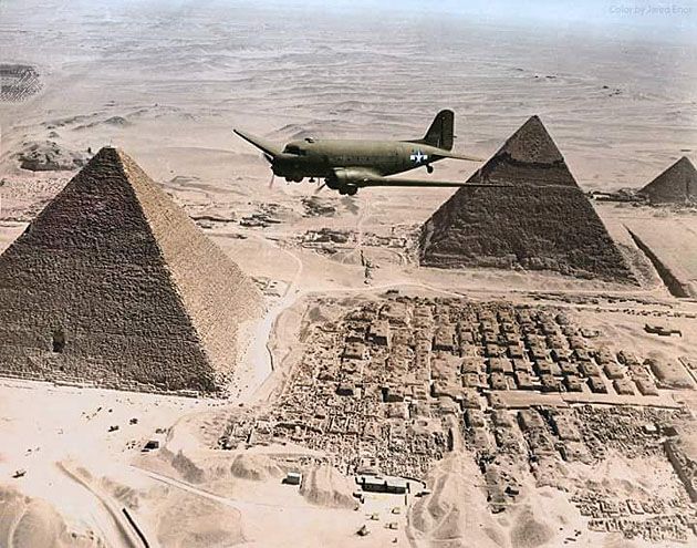 Douglas C-47 Skytrain podczas lotu nad piramidami.
