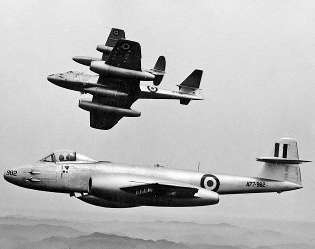 Brytyjski samolot Gloster Meteor w służbie australijskiej nad Japonią.