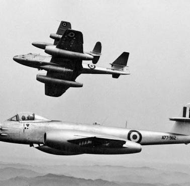 Brytyjski samolot Gloster Meteor w służbie australijskiej nad Japonią.