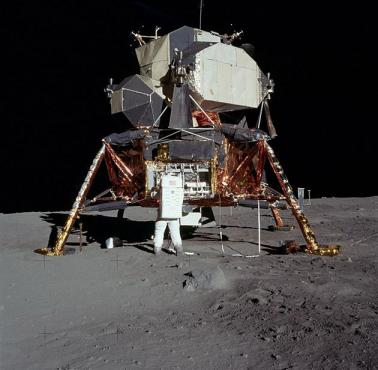 Buzz Aldrin przy lądowniku księżycowym przygotowuje do pracy narzędzia przeznaczone do badań aktywności sejsmicznej.