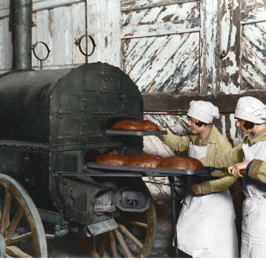 Dziewczęta ze Związku Strzeleckiego przygotowują chleb dla wojska