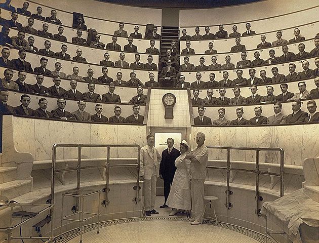 Studenci medycyny podczas wykładów na początku XX wieku (Gilbert's Surgical Amphitheater).