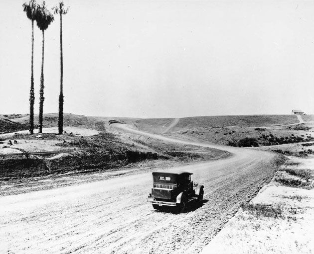 Sunset Boulevard i Crescent Drive w Los Angeles na początku XX wieku.