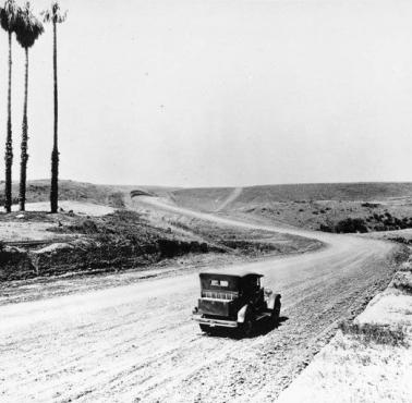 Sunset Boulevard i Crescent Drive w Los Angeles na początku XX wieku.