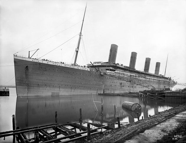 RMS Titanic podczas budowy w stoczni w Belfaście (Irlandia)