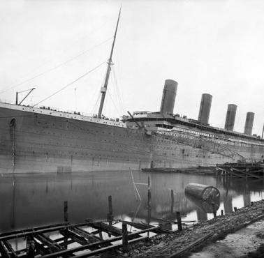 RMS Titanic podczas budowy w stoczni w Belfaście (Irlandia)