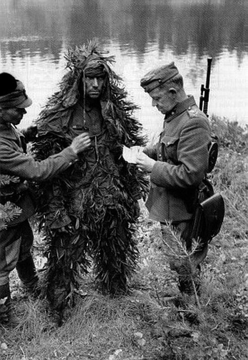 Rosyjski snajper złapany przez fińskich żołnierzy (Karelia).