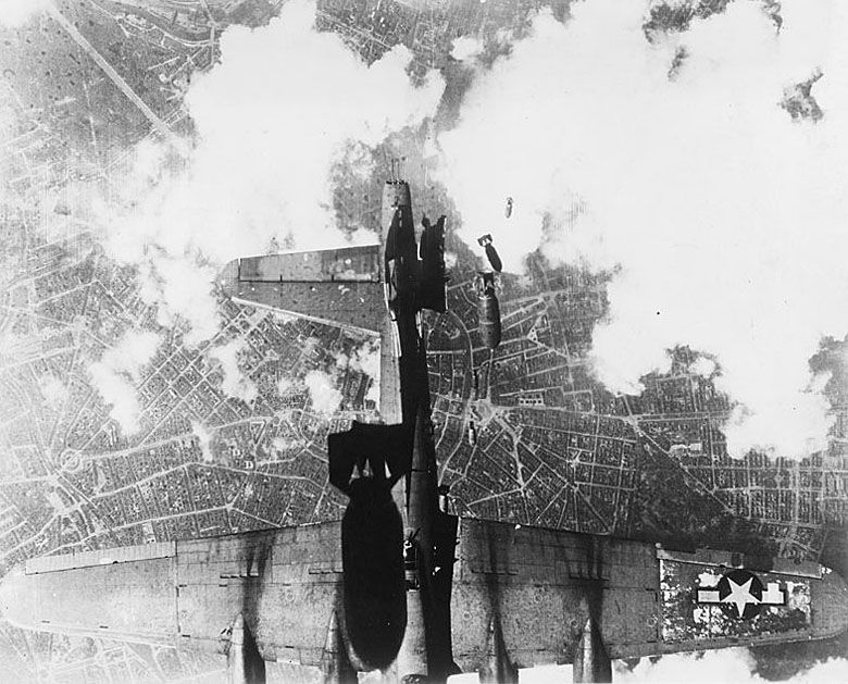 Amerykański bombowiec B-17 z uszkodzonym statecznikiem poziomym nad Berlinem.