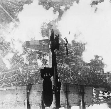 Amerykański bombowiec B-17 z uszkodzonym statecznikiem poziomym nad Berlinem.