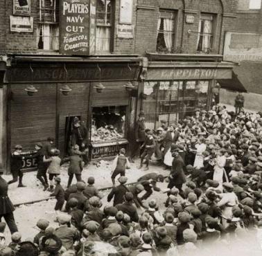 Brytyczycy atakują niemiecki sklep w Londynie podczas I wojny światowej.