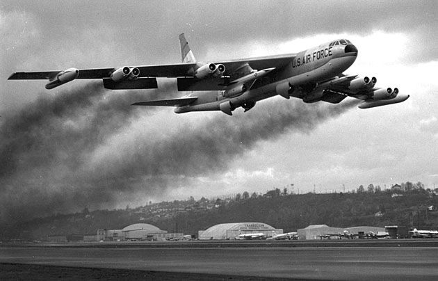 Boeing B-52 Stratofortress – amerykański bombowiec strategiczny dalekiego zasięgu.