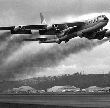 Boeing B-52 Stratofortress – amerykański bombowiec strategiczny dalekiego zasięgu.