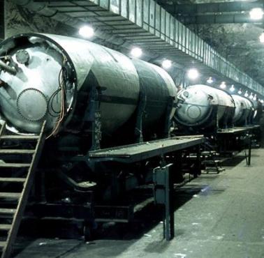 Linia produkcyjna paliwa dla niemieckich rakiet V-2 w podziemnym kompleksie Mittelbau-Dora.