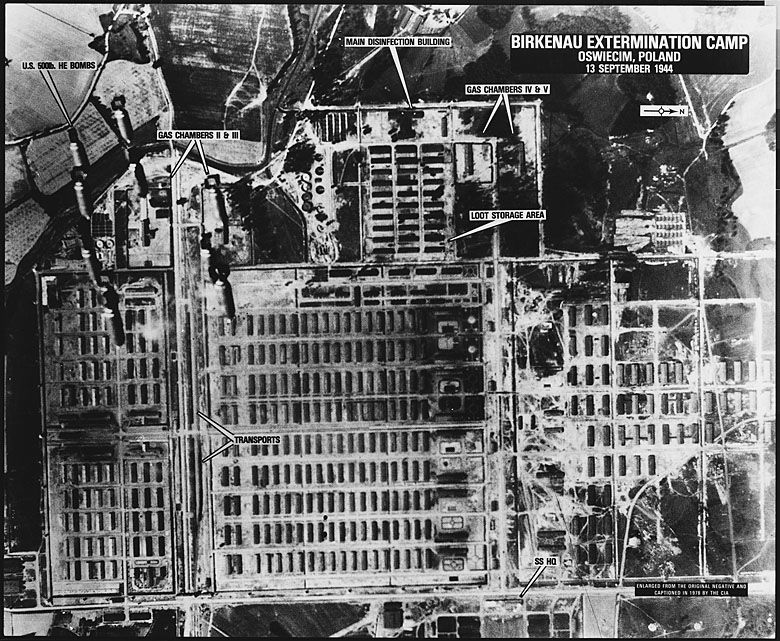 Brytyjskie zdjęcie lotnicze niemieckiego obozu zagłady Auschwitz-Birkenau na terenie okupowanej Polski.