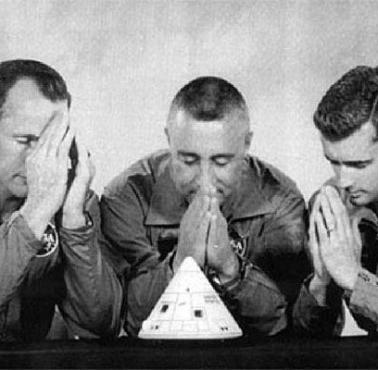 Ed White, Gus Grissom i Roger Chaffee załoga Apollo 1 podczas modlitwy przed misją.