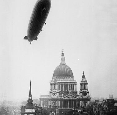 Graf Zeppelin nad Londynem – sterowiec szkieletowy wybudowany w Niemczech w okresie międzywojennym.