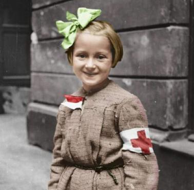 Na zdjęciu Różyczka Goździewska, ośmioletnia pielęgniarka podczas Powstania Warszawskiego