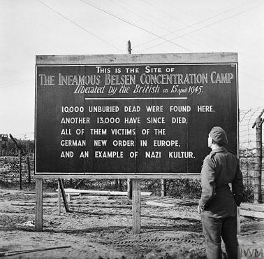 Napis wykonany przez jednostki brytyjskie tuż po wyzwoleniu niemieckiego obozu koncentracyjnego Bergen-Belsen.