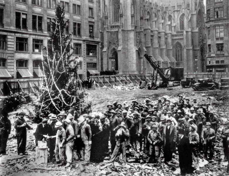 Jedno z pierwszych zdjęć najsłynniejszej bożonarodzeniowej choinki świata, przed Rockefeller Center w Nowym Jorku.