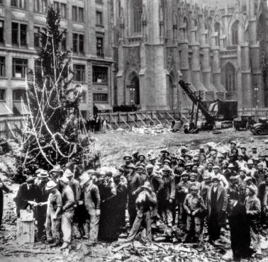 Jedno z pierwszych zdjęć najsłynniejszej bożonarodzeniowej choinki świata, przed Rockefeller Center w Nowym Jorku.