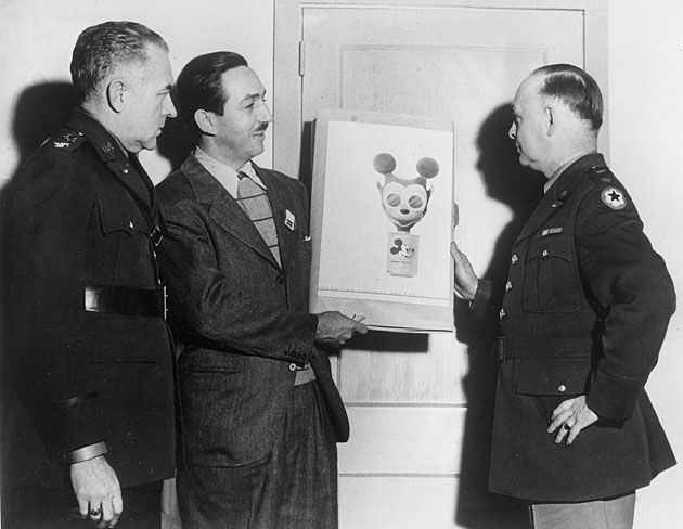 Walt Disney prezentuje amerykańskim wojskowym nowy projekt maski gazowej.