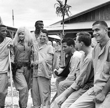 Amerykańska aktorka Jayne Mansfield odwiedza wojskowy szpital w Wietnamie.