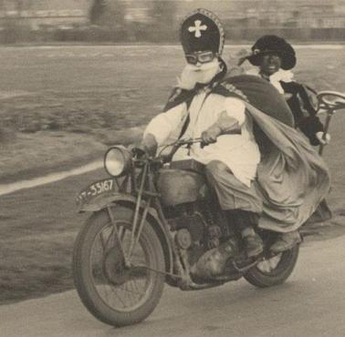 Holenderski Święty Mikołaj i jego pomocnik na motorze.