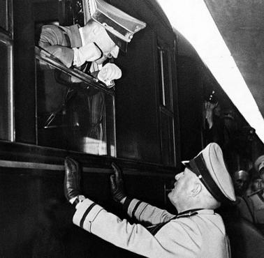 Benito Mussolini żegna Adolfa Hitlera