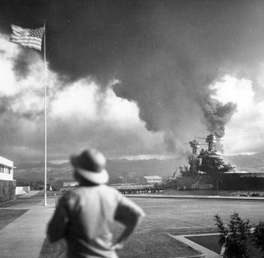 Japoński atak na Pearl Harbor - Ford Island, USS California (BB-44).