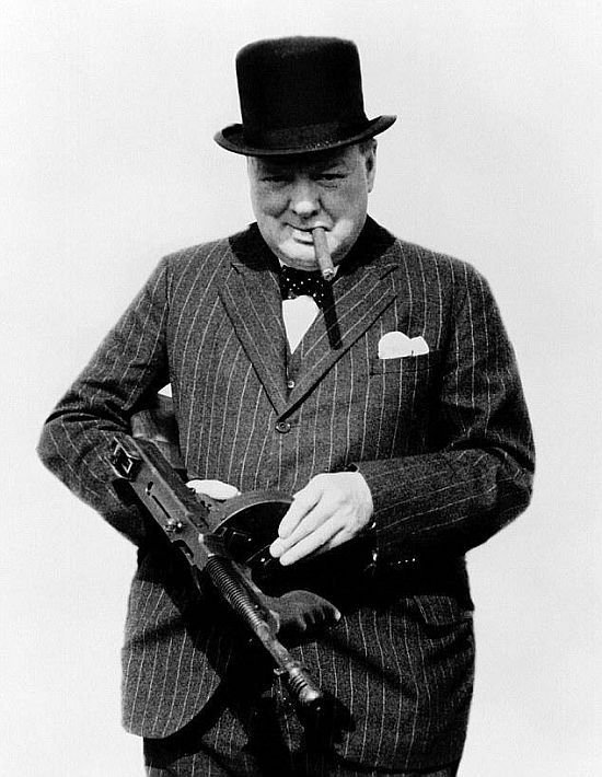 Winston Churchill z cygarem i karabinem maszynowym Thompson, znanym także jako Tommy gun