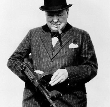 Winston Churchill z cygarem i karabinem maszynowym Thompson, znanym także jako Tommy gun