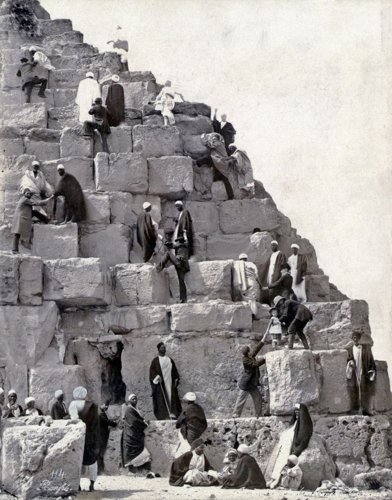 Egipt, turyści wspinający się na piramidę, 1880