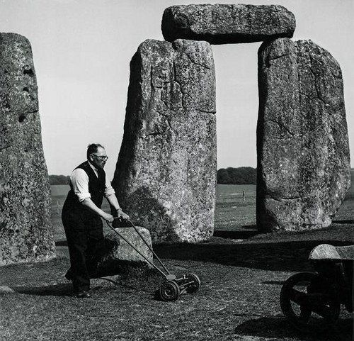 Anglia, ogrodnik kosi trawę przy słynnym Stonehenge