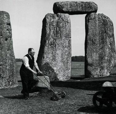 Anglia, ogrodnik kosi trawę przy słynnym Stonehenge