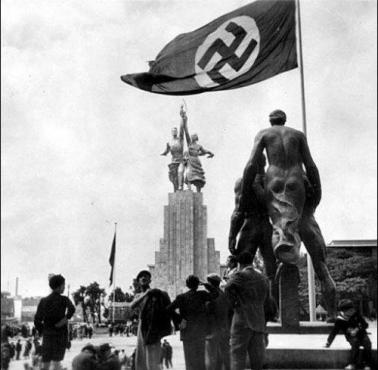 Dwa stoiska Expo 1937 rywalizujących ze sobą rajów robotników i chłopów - ZSRR i III Rzesza.