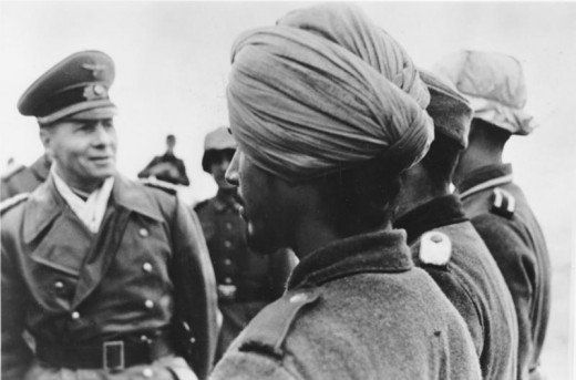 Generał Erwin Rommel podczas inspekcji hinduskich żołnierzy.