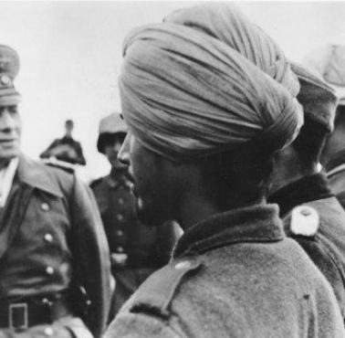 Generał Erwin Rommel podczas inspekcji hinduskich żołnierzy.