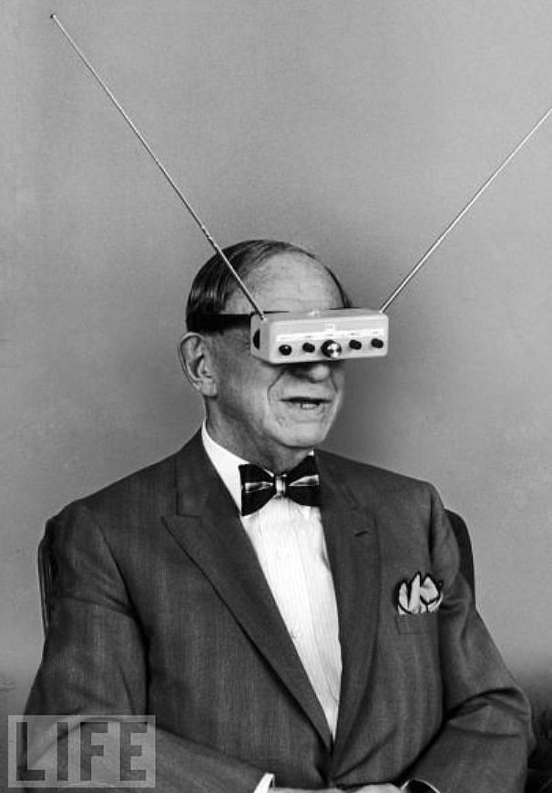 Wynalazca Hugo Gernsback prezentuje telewizyjne gogle