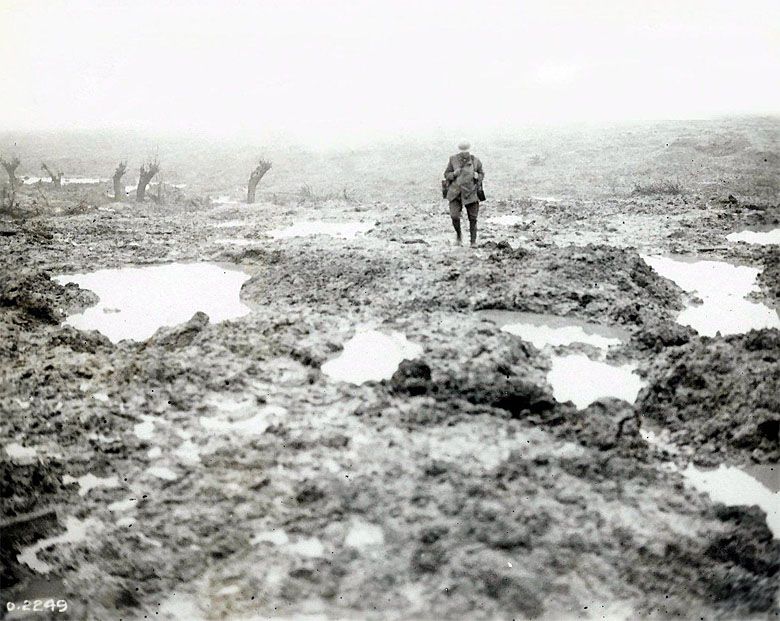 Kanadyjski żołnierz na polu bitwy pod Passchendaele