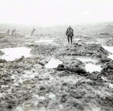 Kanadyjski żołnierz na polu bitwy pod Passchendaele