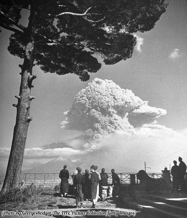 Erupcja wulkanu Wezuwiusz w połowie XX wieku.