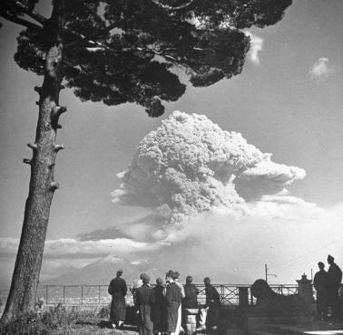 Erupcja wulkanu Wezuwiusz w połowie XX wieku.