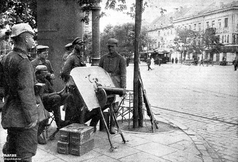 Wojska rosyjskie wycofują się z Warszawy do której wkraczają Niemcy